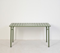 Table de salle à manger rectangulaire d'extérieur en plastique avec pieds en métal électrophorétiques et revêtement en poudre, idéale pour jardin et restaurant (vente en gros)