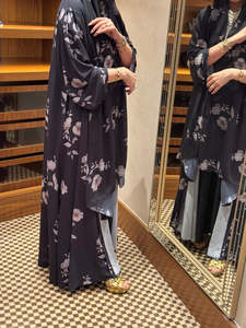 Robe longue modeste Leduo personnalisée, imprimé floral noir et rose, style ample, Abaya pour musulmanes - Product Image 3
