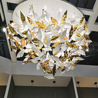 Lustre suspendu décoratif d'intérieur de luxe sur mesure, décoration artisanale de luxe, grand lustre en feuilles d'or blanc pour hôtel