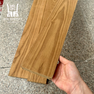 Plancher en bois <span class=keywords><strong>thermo</strong></span>-modifié de frêne moderne de haute qualité pour usage extérieur en parc, nœuds <span class=keywords><strong>thermo</strong></span>-traités, brun naturel, épaisseur 20 mm - Product Image 2