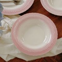 Assiette de présentation en céramique rose vintage à motif dentelle en relief, bord ondulé, blanc os, pour décoration de table de mariage et service de table domestique