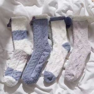 Lindos calcetines de dormir de forro polar coral con bloques de color macaron para mujer, extra gruesos, cálidos y afelpados, para estar en casa. - Product Image 2