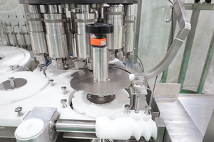 <span class=keywords><strong>Machine</strong></span> de remplissage automatique de flacons en plastique à 16 têtes, ligne d'embouteillage de liquides cosmétiques à haute vitesse - Product Image 6