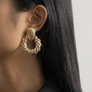 Anting-Anting Lilit Logam Temperamen Liar Elegan Mode Retro Kualitas Tinggi Perhiasan Grosir