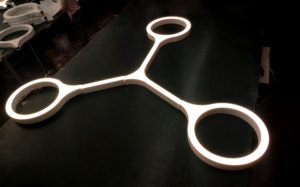 Plafonnier LED série <span class=keywords><strong>Aquarius</strong></span> personnalisé design circulaire incurvé télécommande hauteur réglable pour usage de bureau taille moyenne - Product Image 4