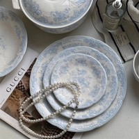 Service de table en céramique personnalisé avec dentelle embossée motif fleur bleue, assiettes de dessert et plats romantiques pour mariage