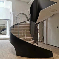 Rampe d'escalier incurvée en acier inoxydable avec éclairage d'accentuation intégré, design écologique et durable pour villa