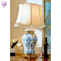 Lampe de bureau en céramique bleue et blanche peinte à la main, grande et décorative, pour salon