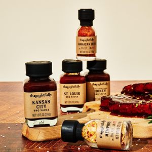 Coffret <span class=keywords><strong>Cadeau</strong></span> BBQ 70e Anniversaire – 6 Assaisonnements Secs, 4 Sauces, <span class=keywords><strong>Carte</strong></span> de Recettes – Kit de Grillades Gourmand – <span class=keywords><strong>Cadeau</strong></span> d'Anniversaire Amusant pour - Product Image 4