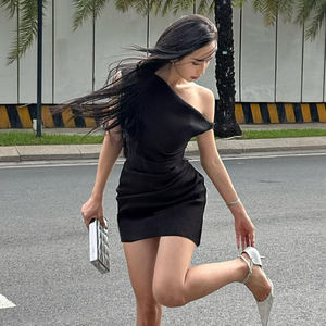 Vestido Mini Negro Elegante Francés con un Hombro Descubierto y Fruncido, Vestido Corto Ajustado a la Cintura, Atuendo Chic para Fiesta de Noche para Mujer - Product Image 5