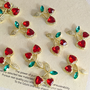 Nueva cereza roja en forma de corazón con diseño de diamante verde Proveedores de amuletos de uñas de aleación de cereza - Product Image 4