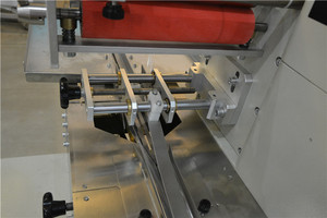 Empaquetadora de embalaje de almohada de paquete de flujo Horizontal de tarjetas de papel de dibujos animados Manual de alta velocidad para protector de nevera - Product Image 6