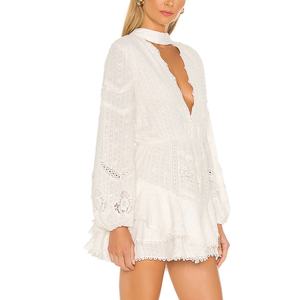 เดรสลำลองคุณภาพสูงมาใหม่สำหรับฤดูใบไม้ร่วง แขนยาว คอวีลึก แต่งลูกไม้ลายดอกไม้ ผ้าลินินผสมฝ้าย สีขาว เรียบหรู - Product Image 2