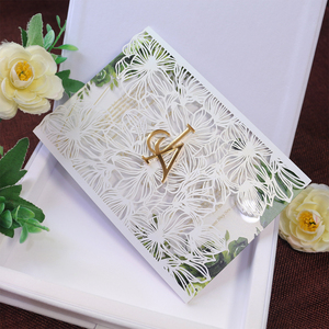 Boîte à livre en velours blanc sur mesure avec invitation de mariage, manchon laser, monogramme, estampage à chaud en feuille d'or, ruban acrylique - Product Image 1