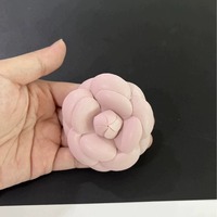 Tissu à motif de mouton chic en forme de 6.6cm Corsage complet petit camélia parfumé pince à tête pour enfants épingles fête bijoux à bricoler soi-même cadeau