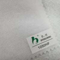 Tissu non tissé chimique 100 % polyester 1050HF écologique, toucher rigide, couleur blanche avec double point PA, thermocollant pour vêtements