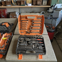 Ensemble d'outils de réparation automobile manuels de 82 pièces avec clé à cliquet en acier au carbone, douilles, personnalisable OEM, mallette rigide combinée