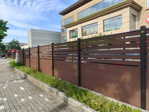 Clôture en <span class=keywords><strong>composite</strong></span> bois-plastique pour cour extérieure, garde-corps de terrasse anti-corrosion avec cadre en alliage d'aluminium - Product Image 5