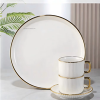 Service de table en porcelaine de 32 pièces avec bordure dorée, design rayé en relief, assiettes, bols, tasses et soucoupes, service de table de luxe pour restaurant