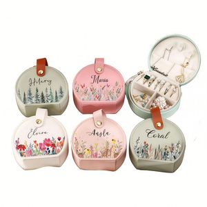 Boîte personnalisée en cuir demi-lune pour fleur de naissance, étui à souvenirs, organisateur de bijoux et cosmétiques pour Maman, Fille, Sœur - Product Image 1
