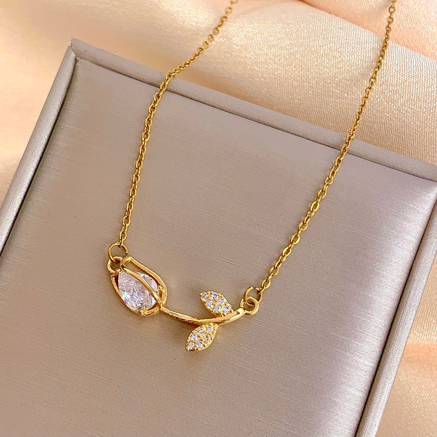 White tulip necklace