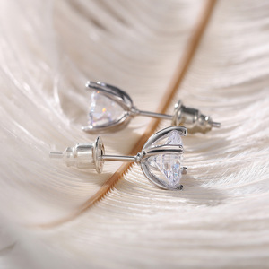 Orecchini a Perno Classici con Zirconi a Quattro Punte, Gioielli da Donna Versatili ed Eleganti - Product Image 5