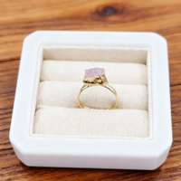 Bagues en pierres précieuses brutes de cristal de luxe naturelles faites à la main avec bordure dorée, bagues colorées en améthyste et en quartz rose pour cadeau