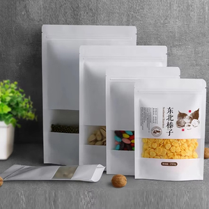 Op maat bedrukte witte hersluitbare ziplock zakken van hoogwaardig barriermateriaal voor voedsel en snacks, staande uitvoering met transparant venster - Product Image 1