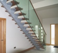 Escalier mono-rampe moderne, durable et écologique pour intérieur, avec garde-corps en verre et construction acier-bois, garantie 5 ans
