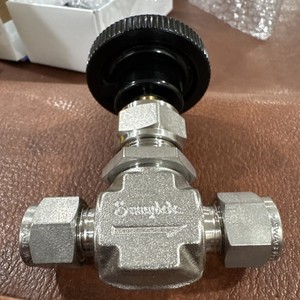 กล่องบรรจุ 2 ชิ้น SWAGELOK SS-1RS6, SS1RS6, วาล์วเข็มแบบ Bonnet 3/8" 5000 Psig มือสอง - Product Image 3