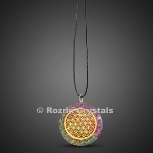 Pendentif en orgonite avec cristaux Rozrin, motif Feng Shui incrusté - Product Image 3