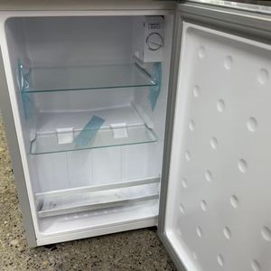Réfrigérateur à double porte 168L en acier inoxydable avec congélateur supérieur, écoénergétique, idéal pour appartement, dortoir, bureau, faible consommation - Product Image 3