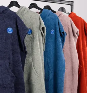 Großhandel robe poncho handtuch-Fabrik benutzer definierte farbige Baumwolle Mikro faser Strand Kapuze wechselnde Robe Surf Kapuze Poncho Handtuch