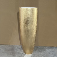 Vas Bunga Bentuk Klasik Modern Berlapis Epoxy Emas Fiberglass Xinyifeng Grosir untuk Dekorasi Rumah Mewah, Pernikahan, dan Taman