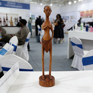 Figurine de girafe en bois d'ébène africain sculptée à la main, style Art déco, décoration d'intérieur - Product Image 5