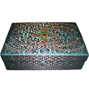 Caja de Regalo Rectangular de Madera Tallada a Mano, Ecológica, Pulida y Personalizada, con Incrustaciones de Latón de Diseño y Brocado de Seda - Product Image 1