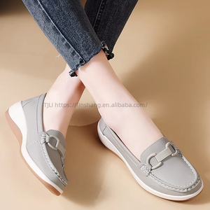 Nouvelles chaussures blanches à enfiler pour femmes, grande taille, exclusivement disponibles, avec talons compensés et semelles épaisses, chaussures polyvalentes pour les mamans - Product Image 4