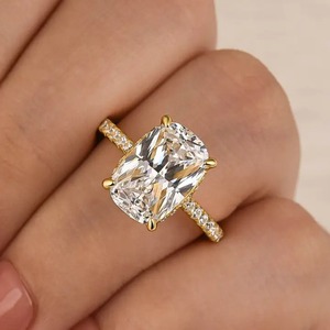 Anillo de Compromiso y Boda de Plata de Ley 925 con Moissanita de 5.5 Quilates, Corte Cojín Brillante, Halo Oculto y Diseño Elegante para Mujer, Color Amarillo - Product Image 1