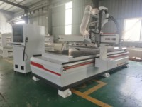 Routeur CNC automatique 1325 à broche unique avec changeur d'outils linéaire (LNC), contrôleur LNC, table à vide pour le travail du bois, la gravure et la fraisage