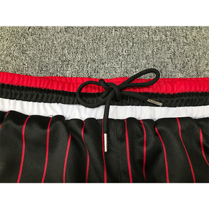 Pantalones cortos de baloncesto personalizados del fabricante, pantalones cortos de baloncesto de malla deportivos retro a rayas clásicos - Product Image 4