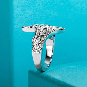 Anello di Diamanti T0786 in Oro Bianco, Taglio Brillante Rotondo, Colore G Naturale, Stile Romantico per Fidanzamento Femminile - Product Image 3