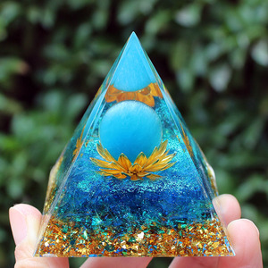 Pyramide en résine époxy avec cristal, ornement de bureau, verre œil-de-chat bleu, décoration d'intérieur, cadeau de collection - Product Image 1
