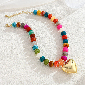 Collana girocollo da donna NA1041 alla moda, esagerata, con perle in resina colorate fatte a mano e ciondolo a cuore voluminoso - Product Image 2