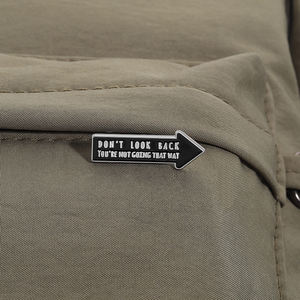 لا تنظر إلى الخلف دبوس اقتباس تحفيزي بروش حقيبة ظهر المينا هدايا مجوهرات للأصدقاء - Product Image 3