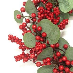 Guirlande de Noël artificielle réaliste avec baies rouges et feuilles d'eucalyptus pour porte d'entrée, mur, fête, maison, décoration de ferme - Product Image 6