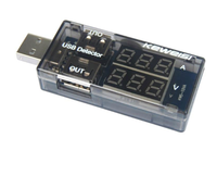 Les double compteur affichent le courant et la tension. Testeur de courant et de tension USB. Compteur de courant et de tension USB.
