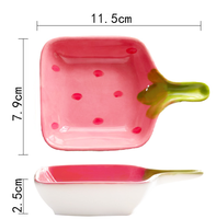 Petite assiette rose mignonne à motif fraise : Assiette en céramique sous glaçure peinte à la main pour condiments, assaisonnements ou sauces.