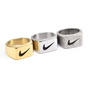 Anello con Logo Swoosh personalizzato in acciaio inossidabile accessori per prestazioni Hip Hop anello regalo da uomo