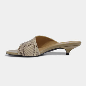 صندل نسائي مثير رائج للنوادي الليلية بكعب منخفض وطبعة جلد الثعبان البيج، تصميم عصري للصيف بمقدمة مربعة - Product Image 2