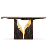 Console contemporaine inspirée des formations karstiques, en placage d'ébène de Macassar, avec finition extérieure en laiton poli et intérieur moderne, pour couloir.